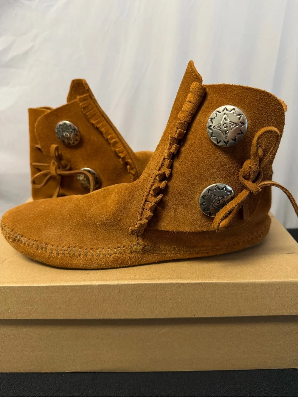 Minnetonka Softsole Moccasin Boot Fringe and Conchas Size 8.5 - Picture 3 of 9